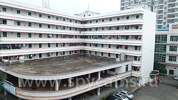 Вид из окна на общежитие где живут рабочие